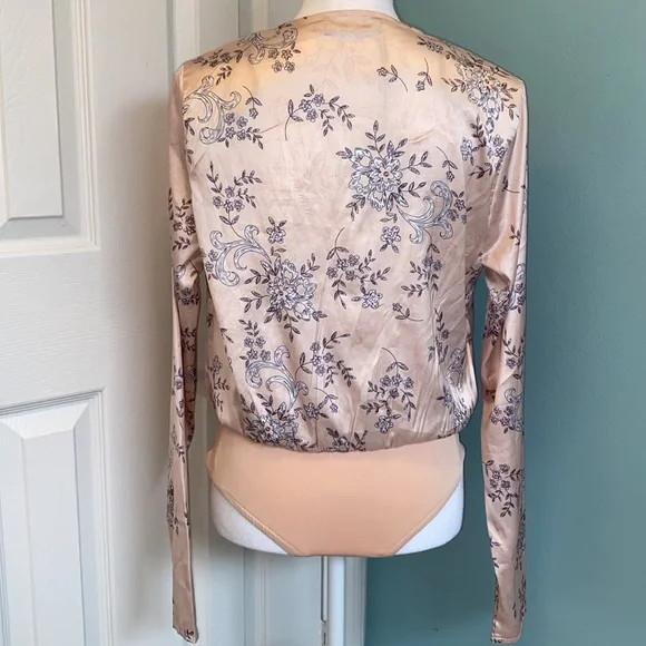 MISGUIDED Satin Floral Bodysuit-Blush - Picture 7 of 14